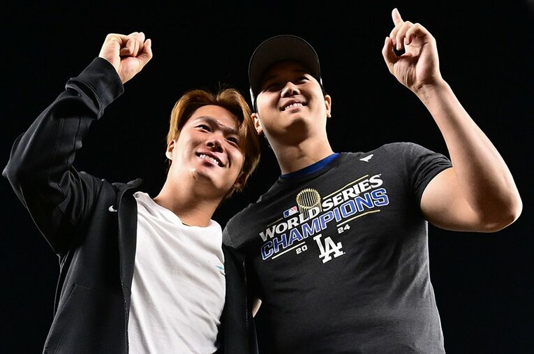 山本由伸と大谷翔平。ドジャースでゆるぎない主力となっている2人の“意外と知らないNPB二軍時代”の成績は？ ／ photograph by Mike Lawrence/Getty Images