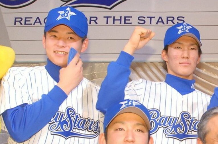 2006年の横浜入団会見に臨む筆者（左）と梶谷隆幸。「ケージが打球から出なかった」梶谷がプロの世界で18年も活躍できたワケは何だったのだろうか　©JIJI PRESS