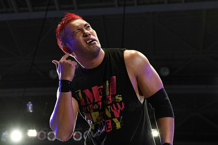 「レインメーカー（大金を稼ぐ男）」というより、ちょっとプアな出で立ちになっている最近のオカダ・カズチカ。 ／ photograph by Essei Hara