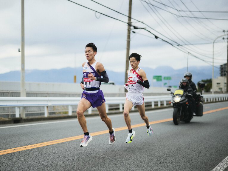 第101回箱根駅伝、復路7区、駒澤大の佐藤圭汰（3年）が洛南高校の後輩でもある中央大の岡田開成（1年）を抜き去って2位に　©Yuki Suenaga