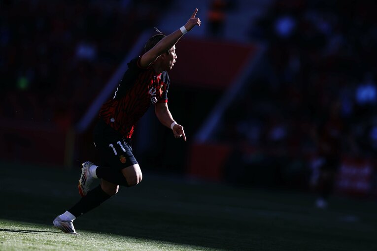 「脱ぐと筋骨隆々な肉体で」「ゴールで響く“タクマ・アサノ”コール」日本代表未招集も…カメラマンが見たFW浅野拓磨のマジョルカで愛される姿(7)