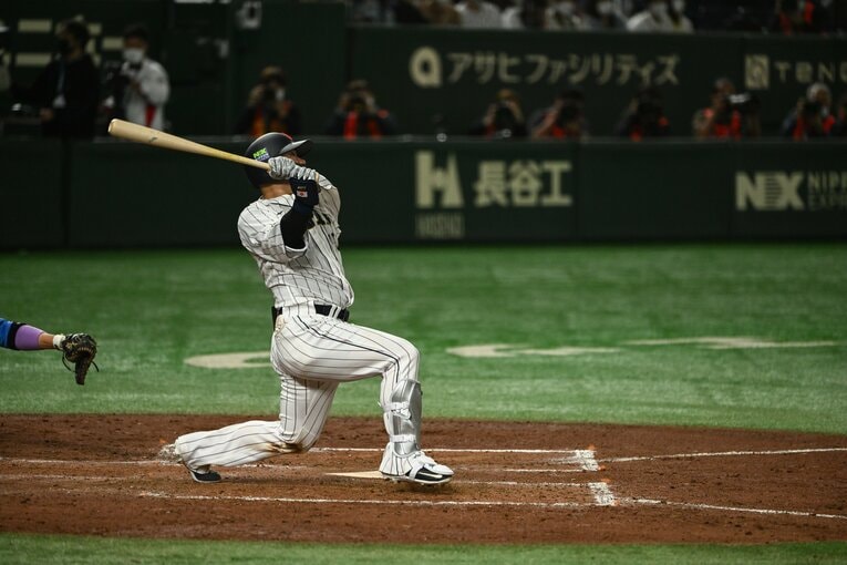 WBCでも見たかった！侍ジャパン強化試合・日本ハム戦でホームランを放つ森友哉（連続写真2/5枚）　©︎Nanae Suzuki