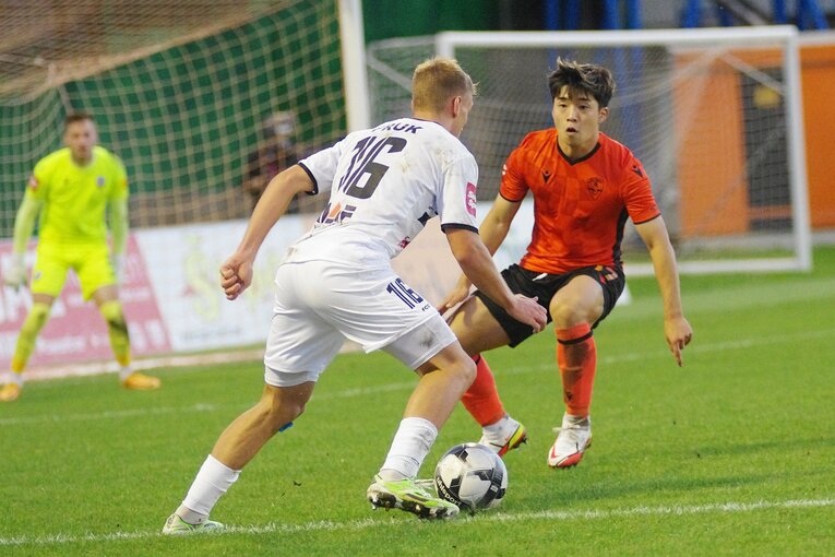 ゴリツァに所属するクロアチアU-21代表トニ・フルクとマッチアップ　©Yasuyuki Nagatsuka