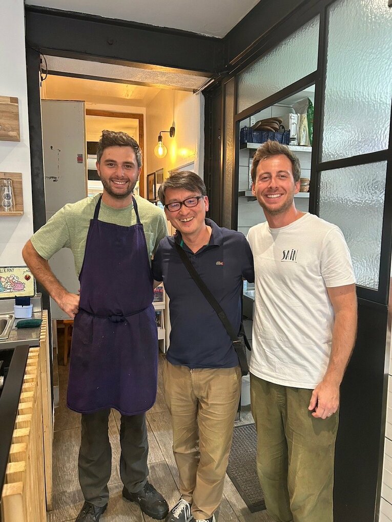 「SAIN」のユイトリック兄弟と筆者。このあと、危うく支払いを忘れかけた