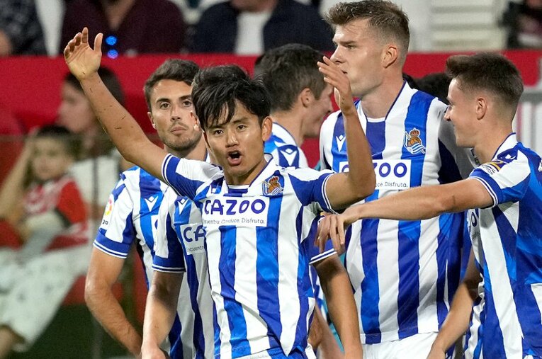 ラ・リーガで今季2得点目を決め、ソシエダのチームメイトともに喜ぶ久保建英 ／ photograph by Getty Images