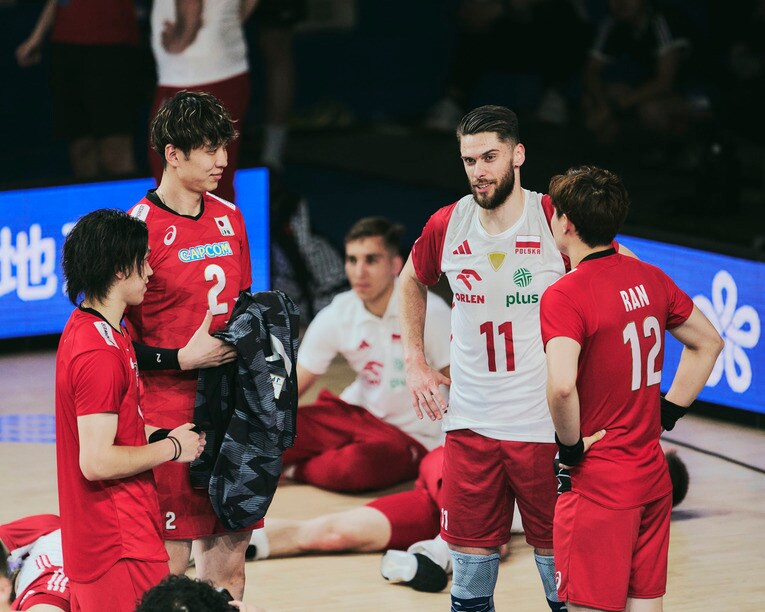 来季からサントリーに加入するアレクサンデル・シリフカと、同僚になる大宅真樹、小野寺太志、高橋藍（VNLポーランド戦）　©︎Yuki Suenaga