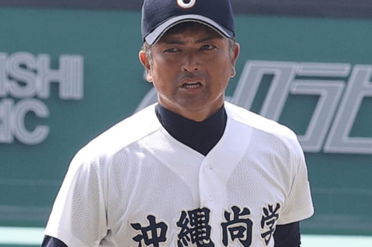 沖縄尚学の比嘉公也監督（44歳）。夏の甲子園、同高初の決勝進出に導いた ／ photograph by Sankei Shimbun