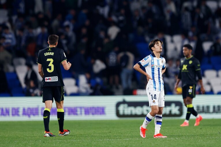 「だってタケ上手いから」バスクの少女が久保建英推し、肩ポンポンされたボールボーイは…“画面に映らない愛されぶり”をカメラマンは見た(18)