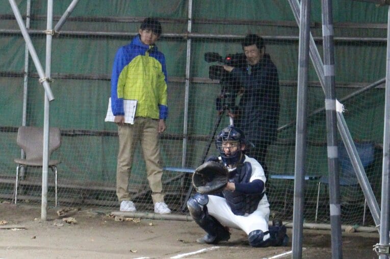 巨人育成1位指名の坂本。この日は地元テレビ局の取材も入っていた　©NumberWeb