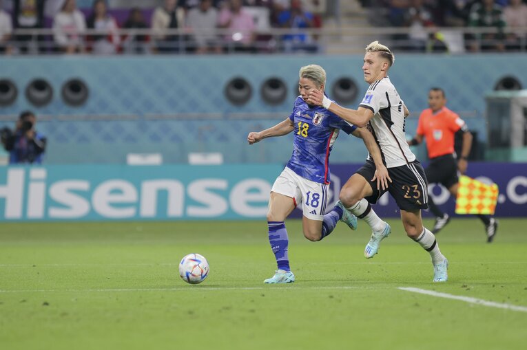 浅野の衝撃的逆転ゴール～カメラマン席飛び込みまで（2枚目/20枚）　©Kaoru Watanabe/JMPA