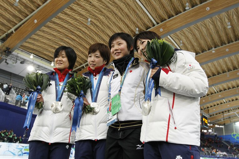 2010年バンクーバー五輪／女子団体パシュートで銀メダルを獲得した（左から）田畑真紀、小平奈緒、穂積雅子。レース出場がなかった高木美帆（右から2番目）にメダルを掛けた　©︎JMPA