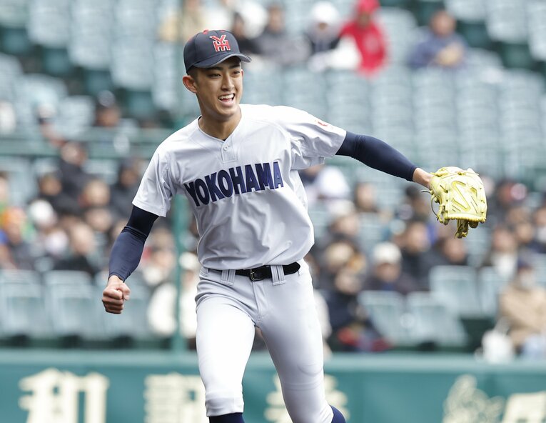 注目が集まった横浜高の織田翔希（2年）。1、2回戦は黄色いグラブ（写真）と黒いグラブを併用していた