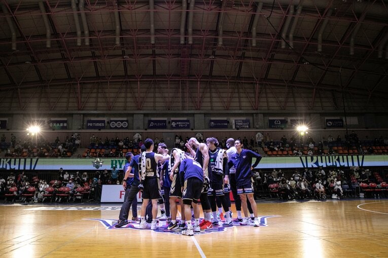 琉球キングス、Bリーグ最大級の新本拠地「沖縄アリーナ」でいよいよ試合 　“アリウープよりハードワーク”を目指すワケ(10)