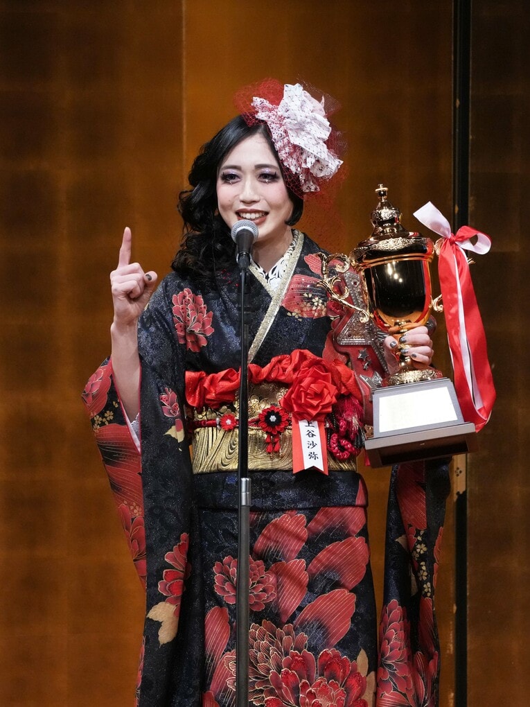 授賞式でスピーチする上谷沙弥。1月7日、東京　©Essei Hara