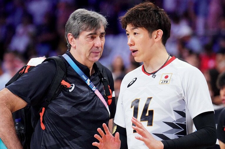 パリ五輪で日本代表から離れたブラン監督と主将の石川祐希 ／ photograph by NIKKAN SPORTS
