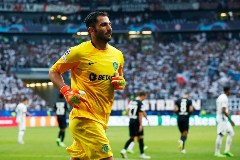 「“鎌田大地と守田英正が一緒に写った1枚”を狙いたいけど…」「長谷部誠はすでにコーチのように」CL日本人対決と“美しい夕焼け”撮影ウラ話(49)