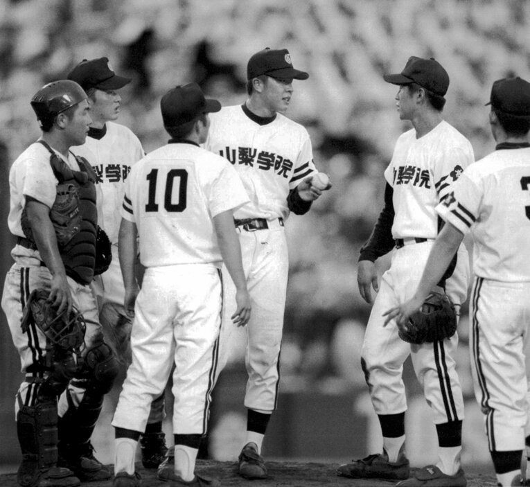 高校時代の伊藤さん。甲子園初戦の熊本工戦では左肩の痛みをおして登板したが…　©SANKEI SHIMBUN