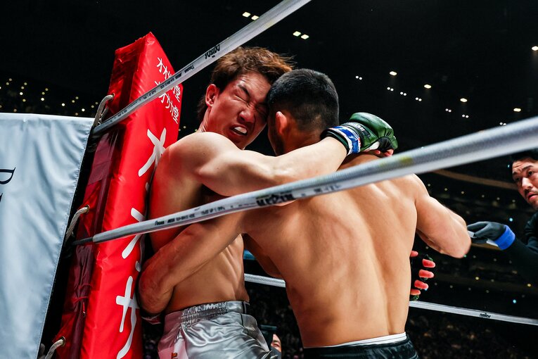 ラジャブアリ・シェイドゥラエフvs.朝倉未来。2025年12月31日、さいたまスーパーアリーナ　©RIZIN FF Susumu Nagao