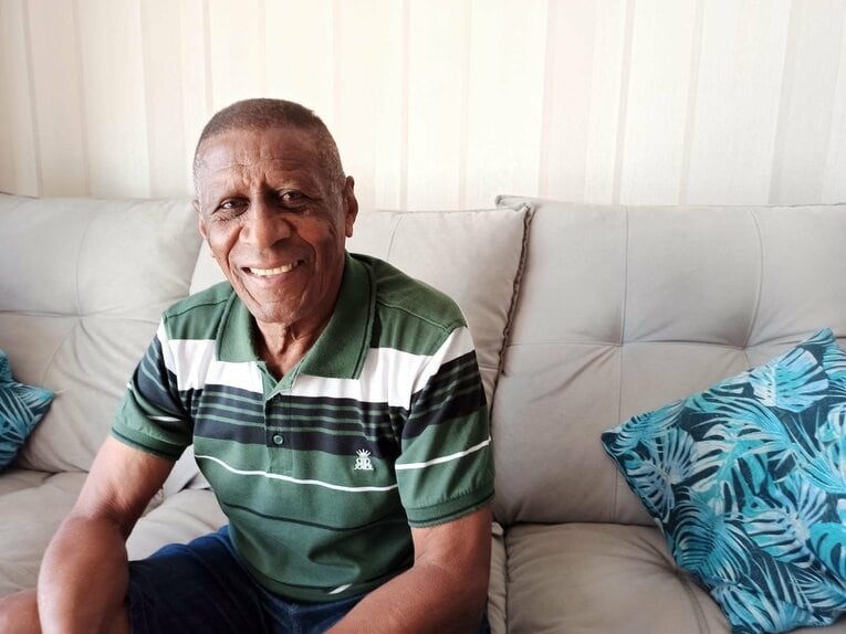 アレックスの父ウィルソンさん。今月77歳になるそうだが、とてもそうは見えない。風貌が少しペレに似ている