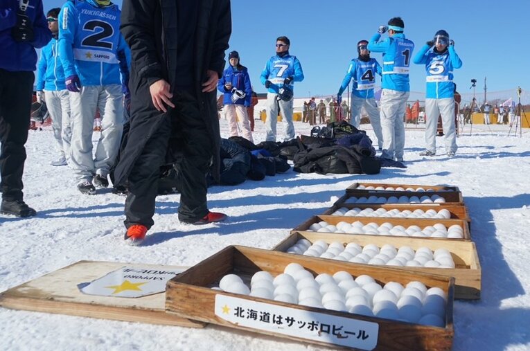 競技雪合戦の雪球。専用の雪球製造機で作る。試合は7人対7人の3セットマッチ（1セット3分）で行われる ／ photograph by Kei Nakamura