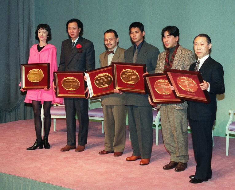 1991年度のベスト・ドレッサー賞を受賞した織田裕二（右から3人目。当時23歳。写真はまだまだ続きます）　©JIJI PRESS