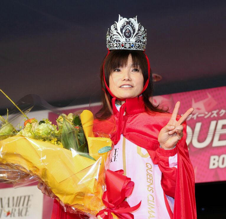 2014年12月、クイーンズクライマックスを制しティアラを頭にのせＶサインの日高逸子　※本人提供