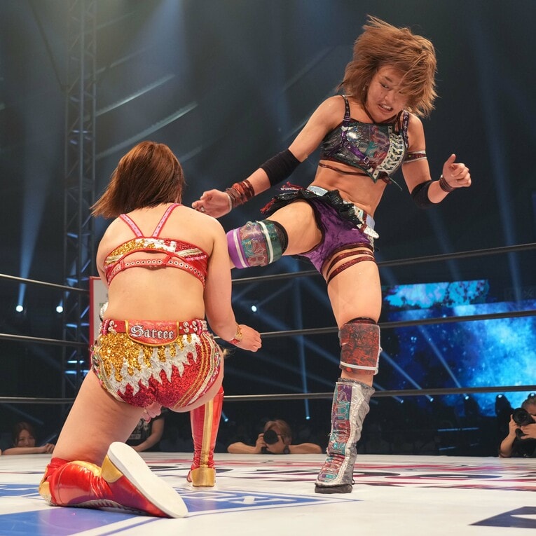 Sareeeの胸板にキックを放つSareee　©Essei Hara