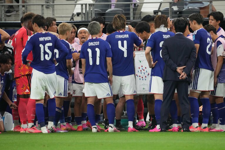 森保監督は輪の外側から気持ちを高める選手たちを見つめる　©Masashi Hara