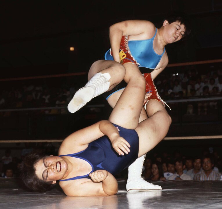 仲前芽久美（ドリル仲前）に逆エビ固めを決める堀田祐美子　©東京スポーツ新聞社