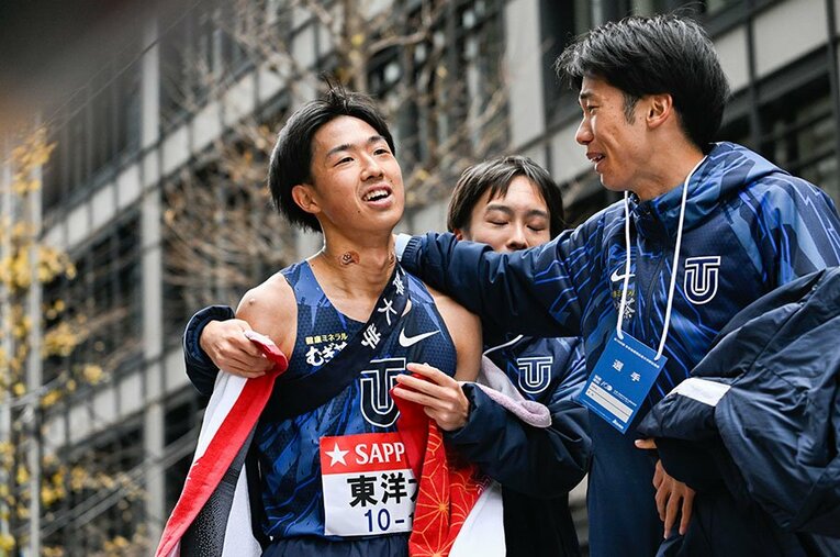 3位城西大が見える位置の4位でゴールした東洋大学。10区の岸本遼太郎が区間賞の走りで脅威の追い上げを見せた ／ photograph by Nanae Suzuki