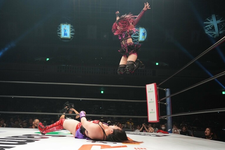 5★STAR GP準決勝。舞華にダブルニーを落とす吏南。8月23日、両国国技館　©Essei Hara