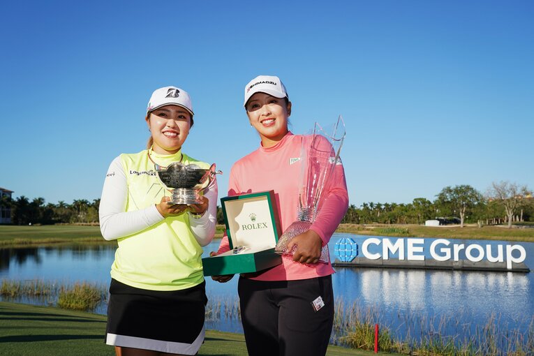 年間最少平均スコアのタイトル「ベアトロフィー」を日本人で初めて獲得した古江彩佳（左）と共に写真に収まる西郷真央　©︎Shizuka Minami