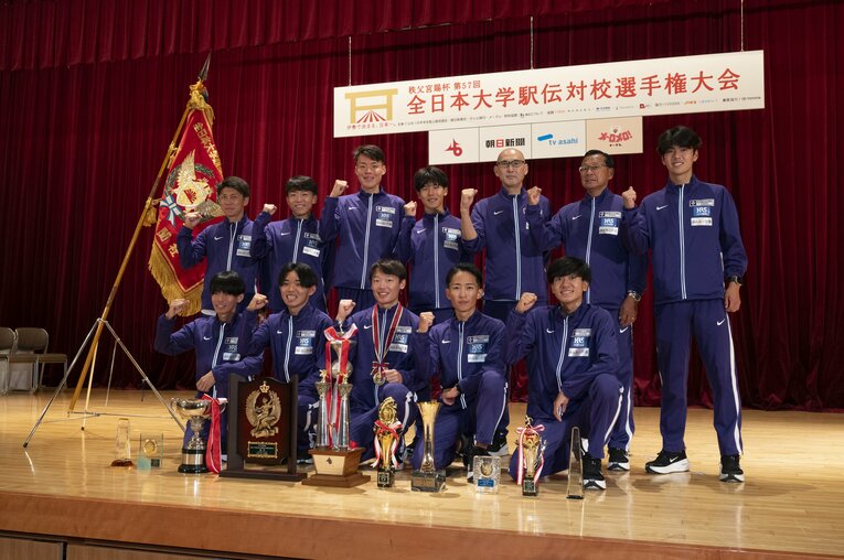 全日本大学駅伝を制した駒澤大チーム　©Tadashi Hosoda