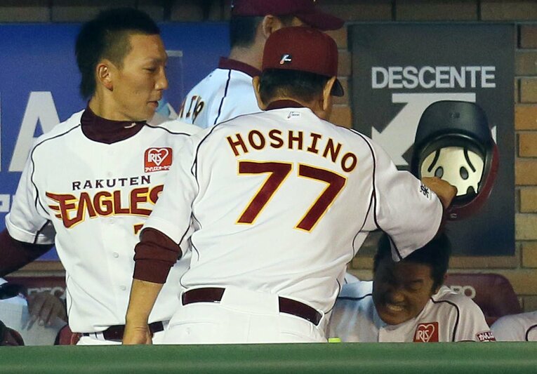 エラーをした銀次（右）の頭へ怒りのヘルメットを振り下ろす楽天・星野仙一監督　©SANKEI SHIMBUN