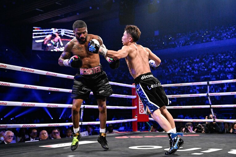 ぐらつくフルトンに容赦なく左フックを打ち込む井上尚弥　©︎Hiroaki Yamaguchi