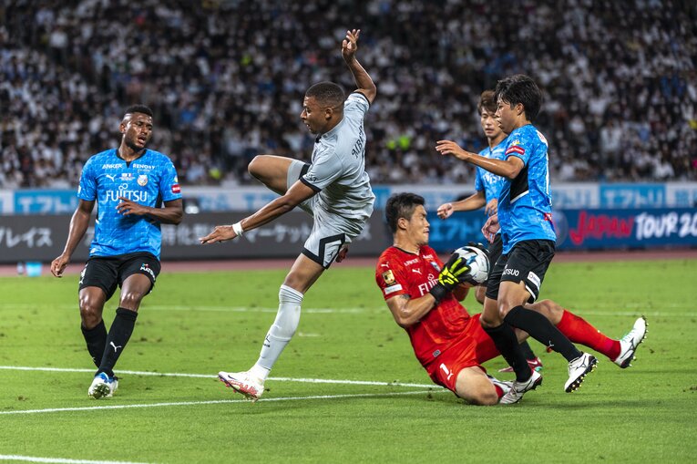 ムバッペは鋭い飛び出しや個人技でたびたび川崎Fを脅かした　©Takuya Sugiyama