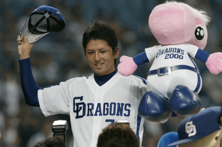 2005年10月1日広島戦、4年ぶりとなる復活登板でプロ初勝利をあげた中日・中里篤史（当時23歳）　©Sankei Shimbun