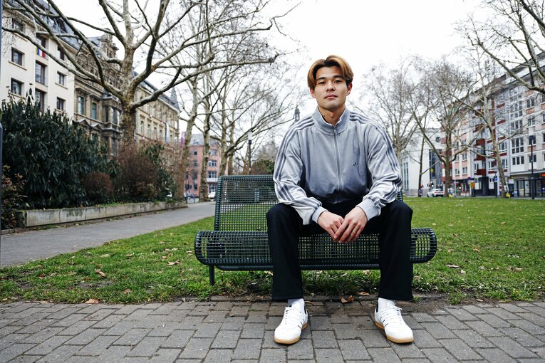 ドイツ・マインツの街でNumberWebのインタビューに応じた佐野海舟（24歳）　©Daisuke Nakashima