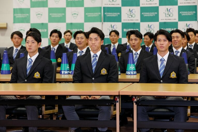 楽天、広島の2球団から指名を受けた直後の常廣羽也斗（中央）。口を結んで感情を抑え込む　©Shigeki Yamamoto