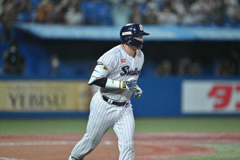 王貞治に並ぶ55号本塁打。スタンドインをみて手を叩き走り始める　©︎Hideki Sugiyama