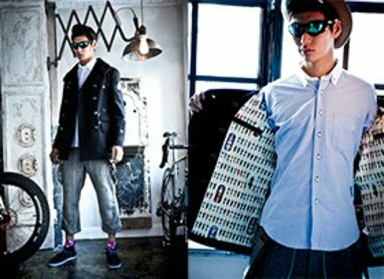 自転車テイスト満載のピーコート。肩にヘルメットとロードバイク、悪魔の槍とPandaniのロゴが入った刺繍が黒糸で描かれている。裏地はサイクルロードレースがモチーフになっている。ボタンはなんと、チタンの削り出しが10個。オリジナルボタンと合わせて計25個もあしらっている。13万8092円（税抜）。 