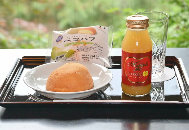 2023年の叡王戦第3局、藤井聡太叡王の午後のおやつ「ペコパフ（静岡県産クラウンメロン）」と「ふじすりおろしアップルジュース」　©JIJI PRESS
