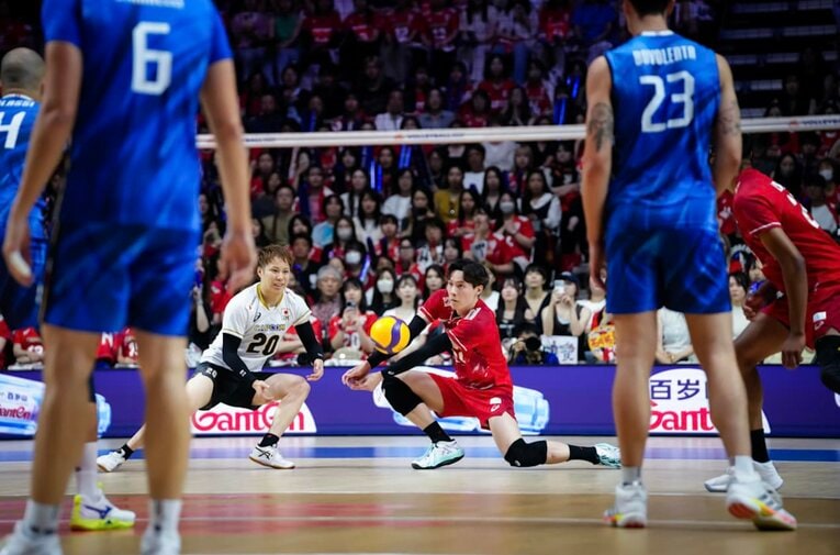 高橋藍、山本智大（VNLイタリア戦）©Volleyball World