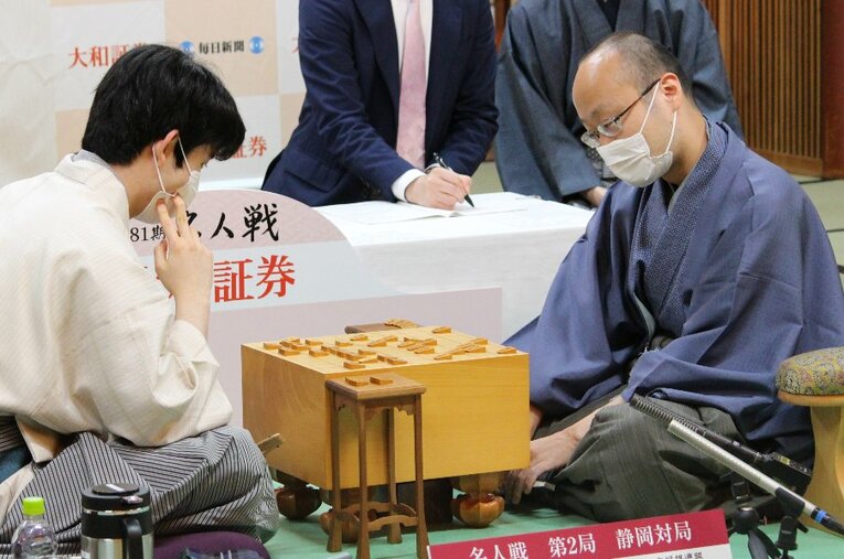 4月28日、第81期名人戦七番勝負の第2局を終え、感想戦を行う渡辺名人と藤井聡太竜王。定跡を外れた難解な将棋に、両者とも頭を悩ませた ／ photograph by Number Web