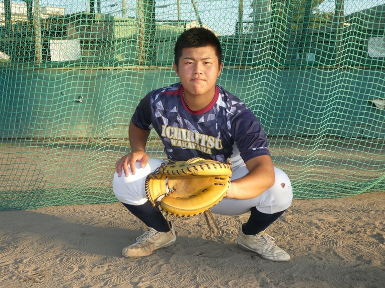 黄色のキャッチャーミットで構える松川　©︎Noriko Yonemushi