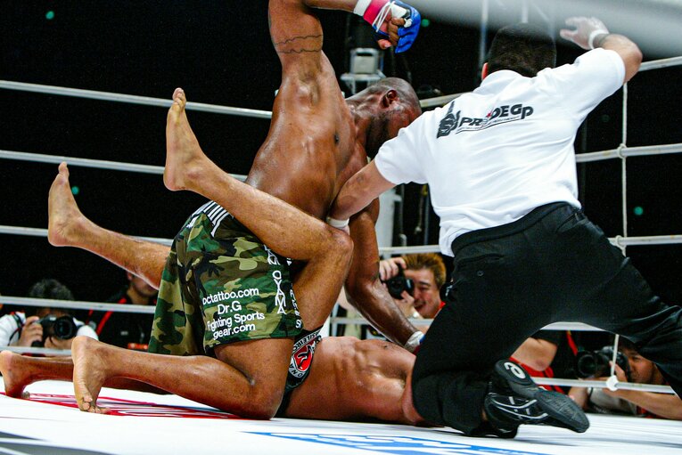 パウンドを落とすジャクソンに割って入るレフェリー（6枚目／全6枚）©Susumu Nagao