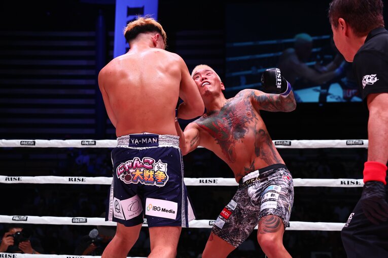YA-MANと山口裕人の壮絶な殴り合い　©RISE/Chiyo Yamamoto