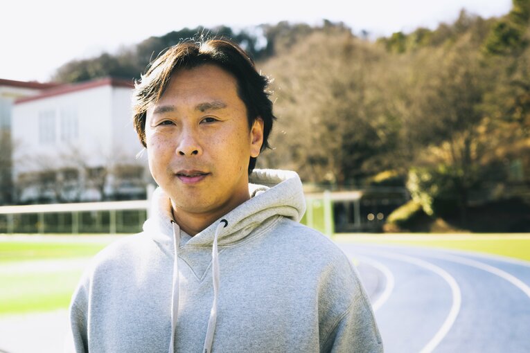 拓殖大女子陸上部の監督を務める五十嵐利治　©︎Asami Enomoto