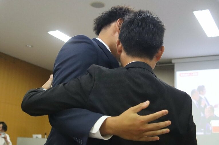 抱き合う早川と池田社長　©Kou Hiroo