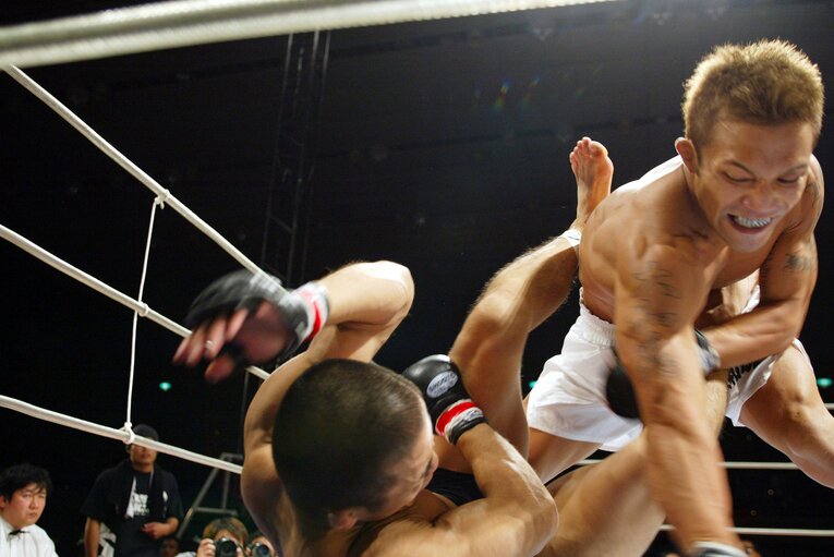 2002年9月16日、横浜文化体育館。勝田哲夫に強烈なパウンドを落とす山本“KID”徳郁　©Susumu Nagao